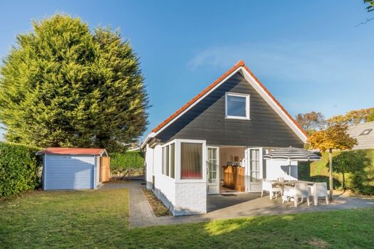 Der sonnige Garten mit windgeschützter Terrasse
