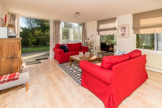 Das helle, geschmackvoll eingerichtete Wohnzimmer