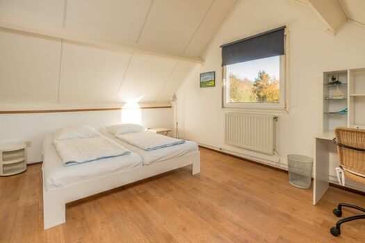 Schlafzimmer 2 mit Doppelbett und Kleiderschrank