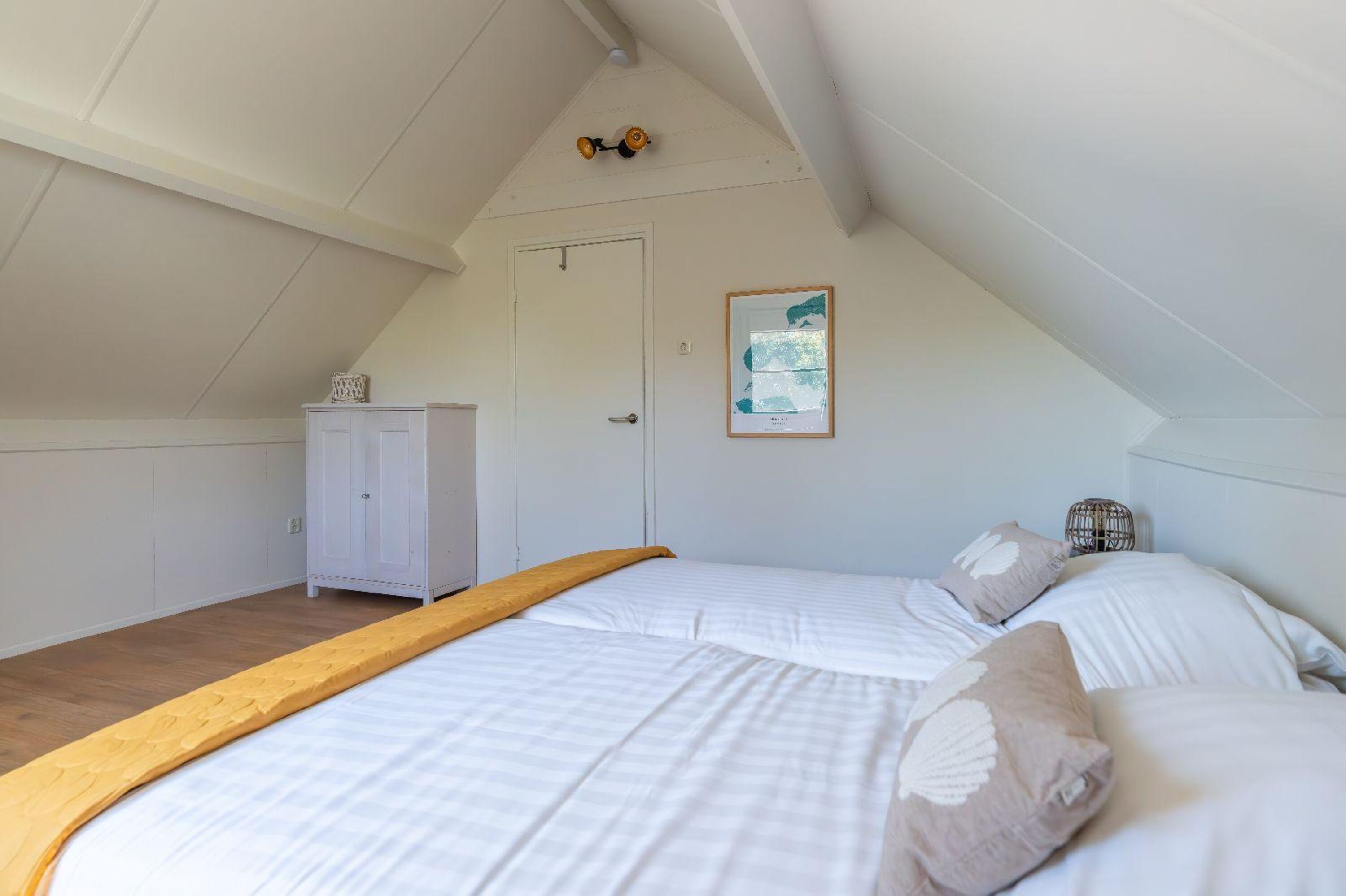 Schlafzimmer 2 mit Doppelbett und Kleiderschrank