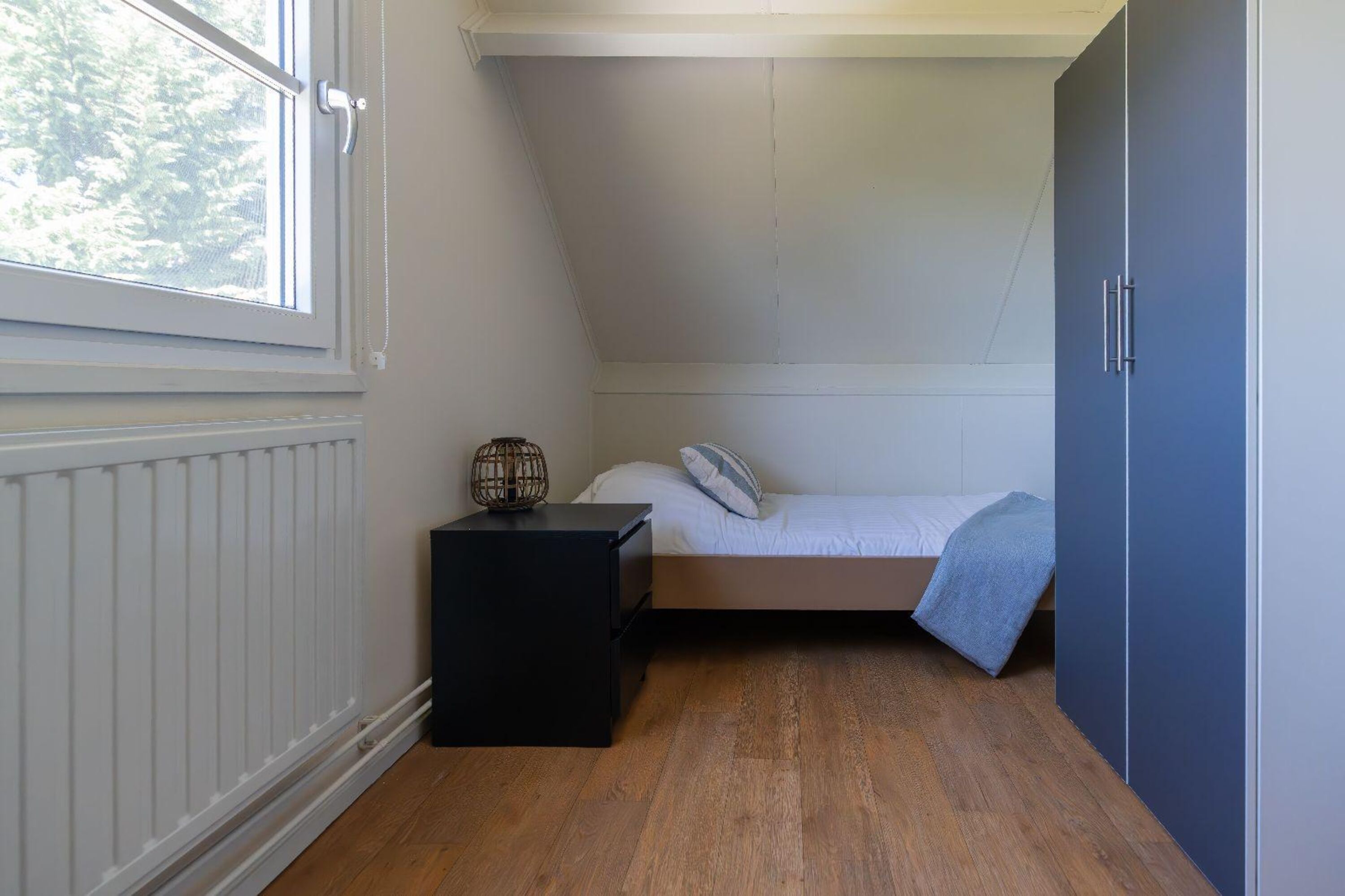 Schlafzimmer 3 mit 2 Einzelbetten und Kleiderschrank