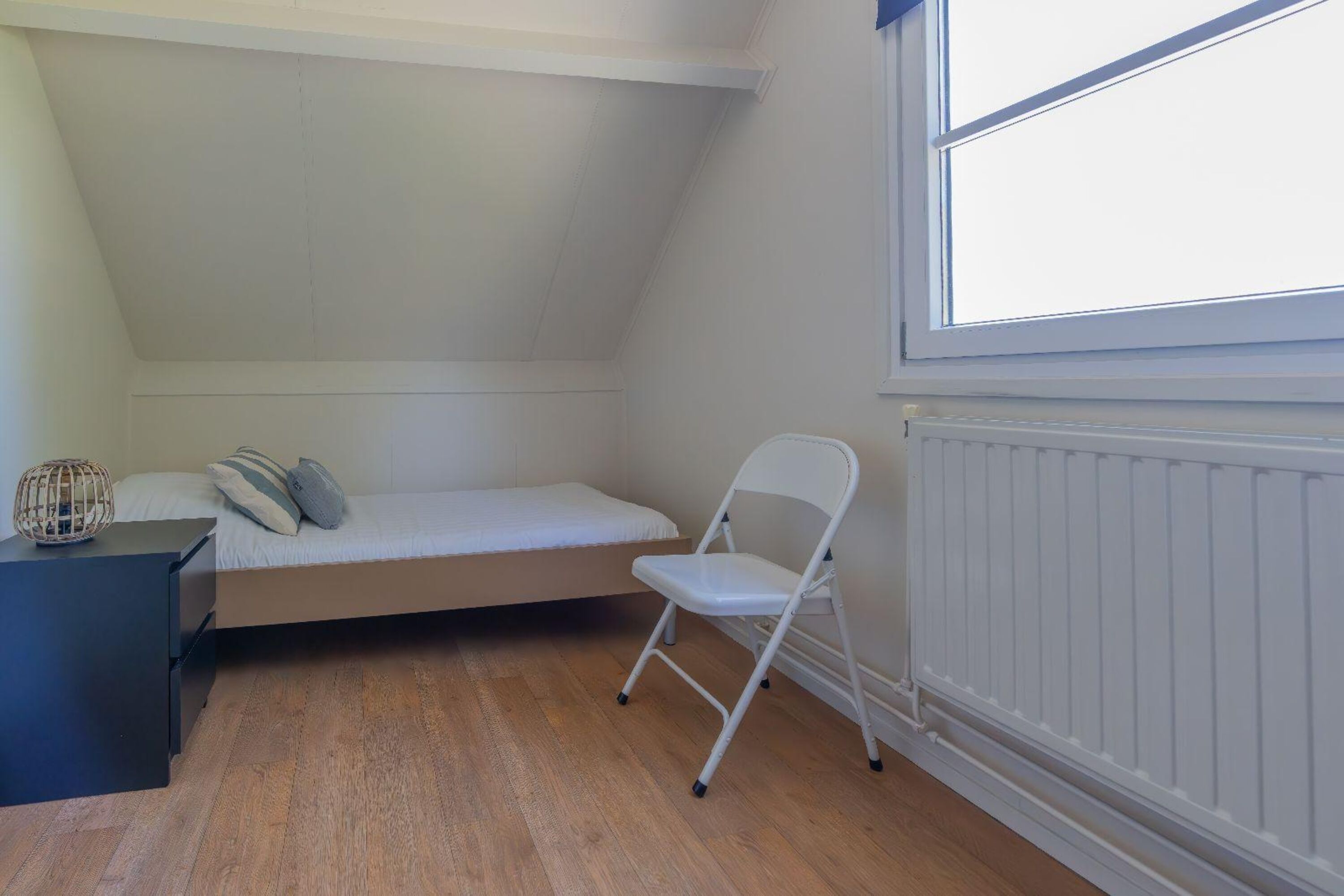 Schlafzimmer 3 mit 2 Einzelbetten und Kleiderschrank