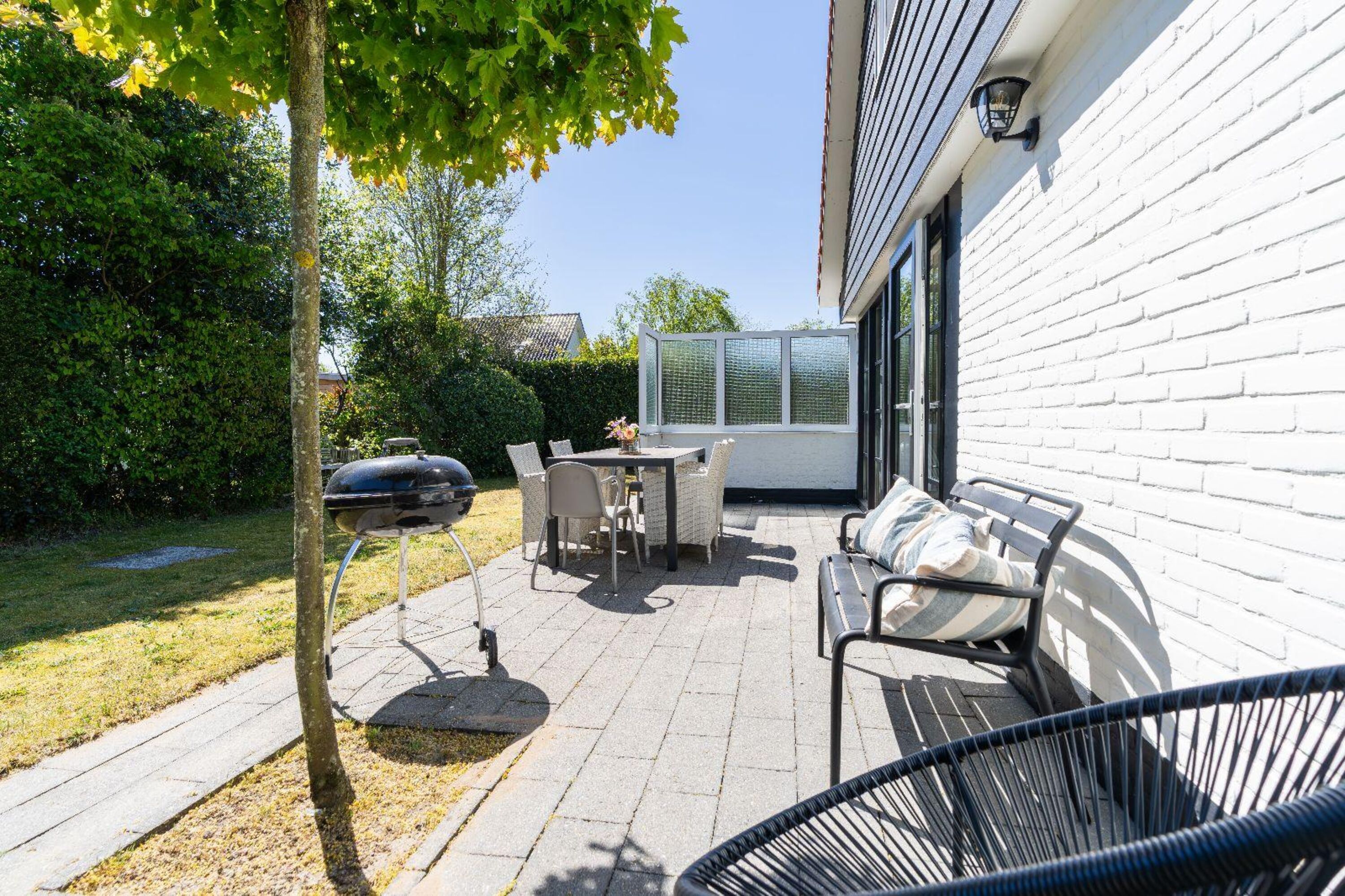 Die sonnige Terrasse mit Gartengruppe und Grill