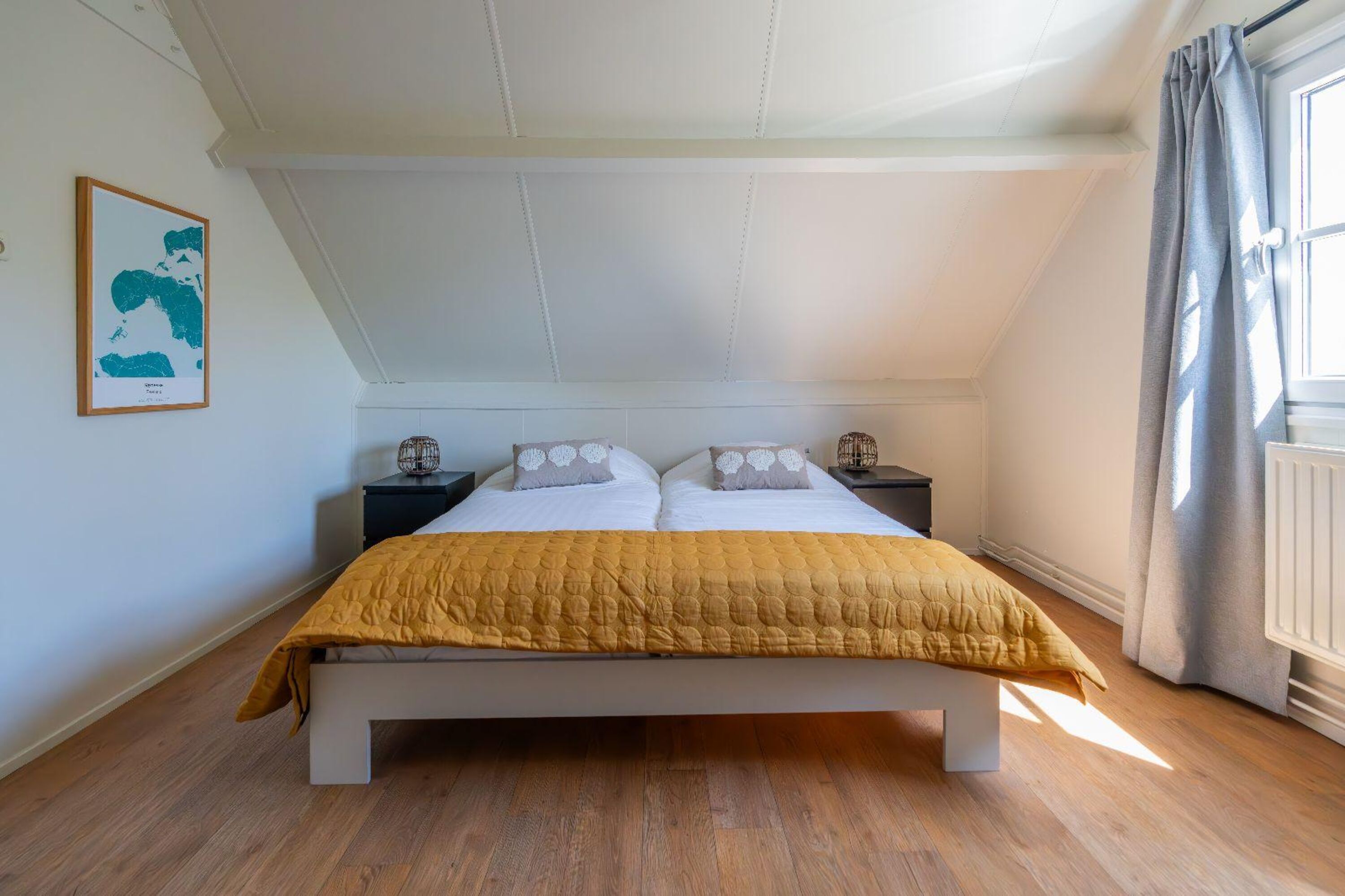 Schlafzimmer 2 mit Doppelbett und Kleiderschrank