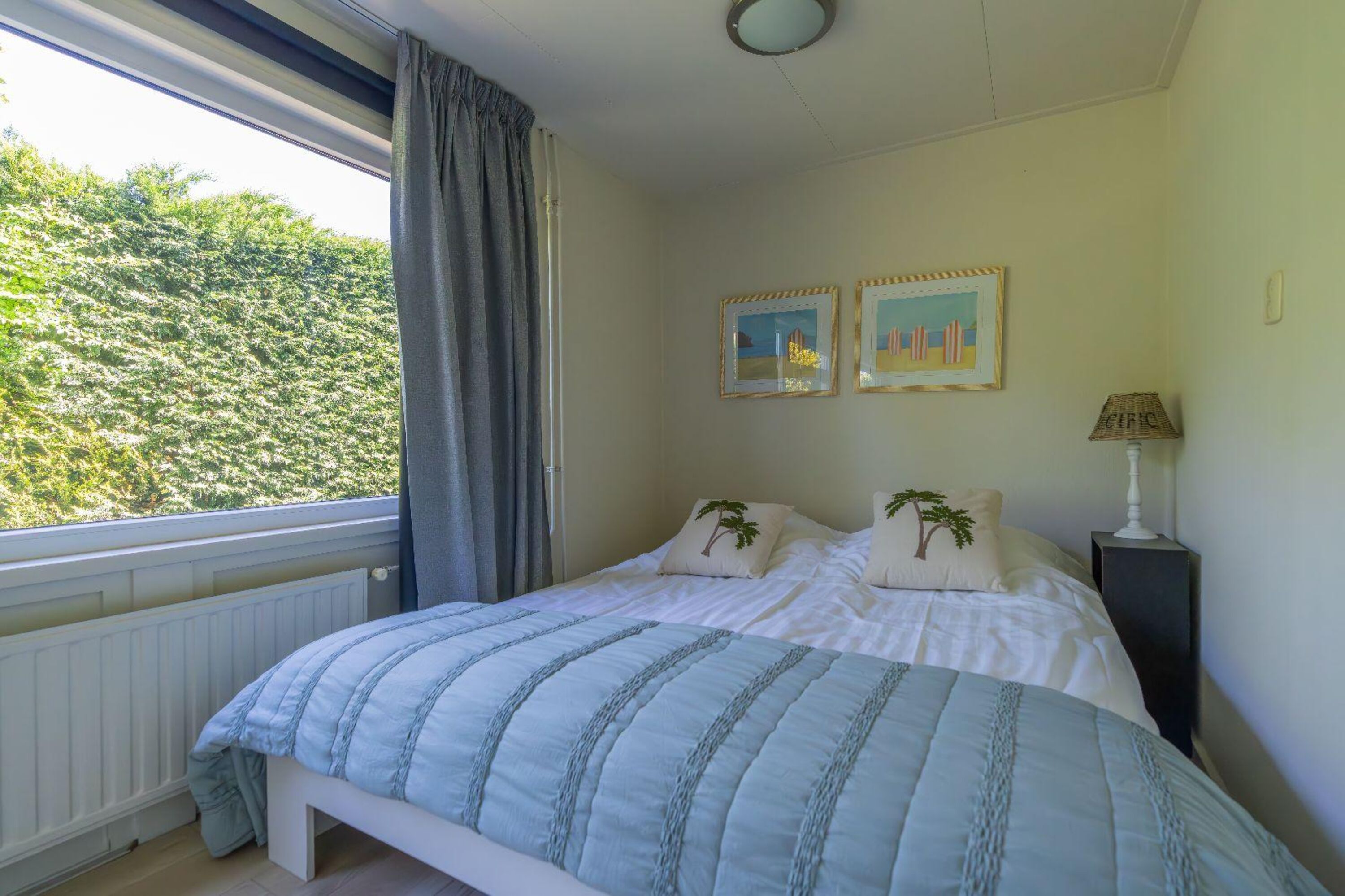 Schlafzimmer 1 mit Doppelbett und Kleiderschrank
