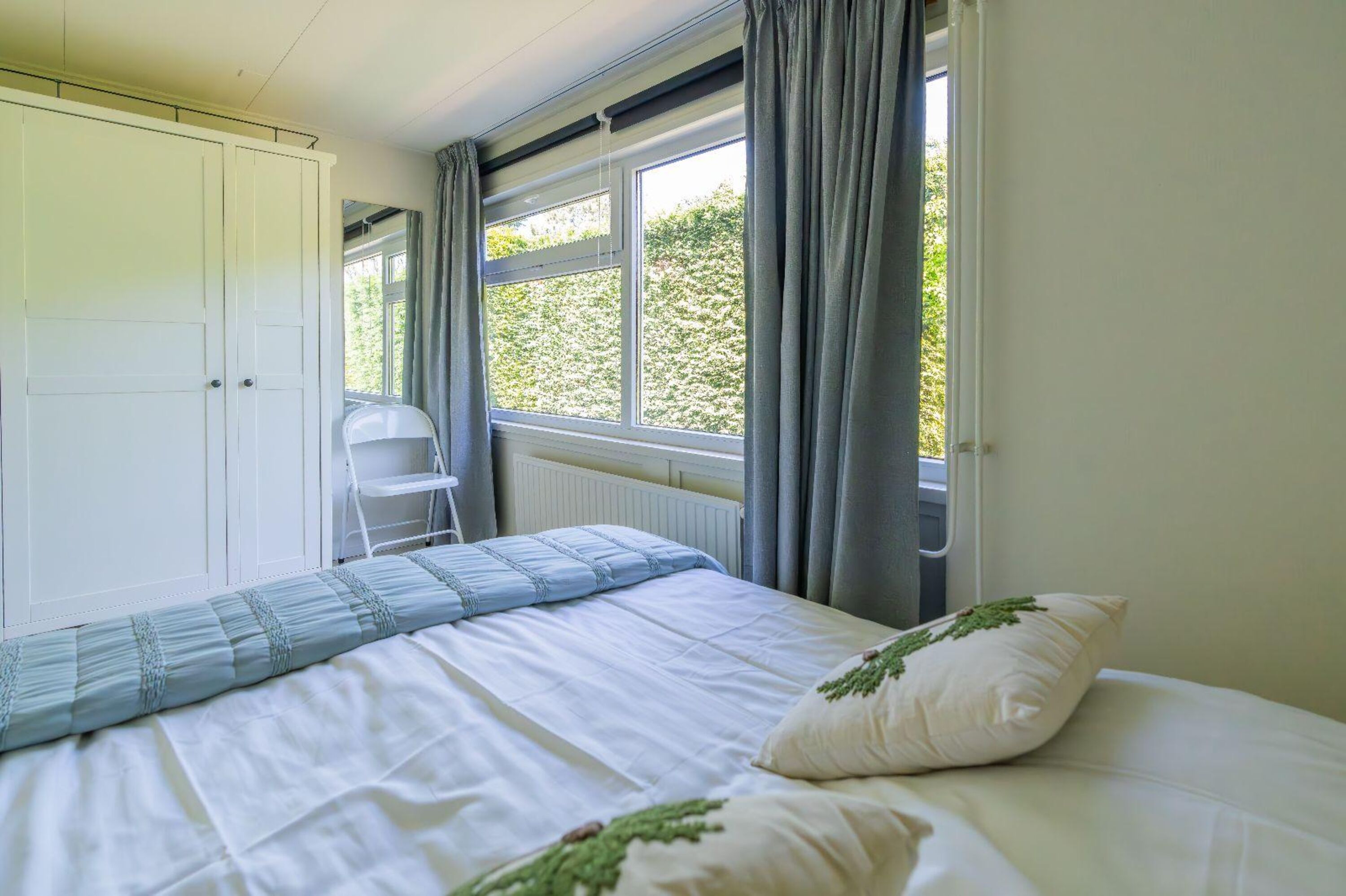 Schlafzimmer 1 mit Doppelbett und Kleiderschrank