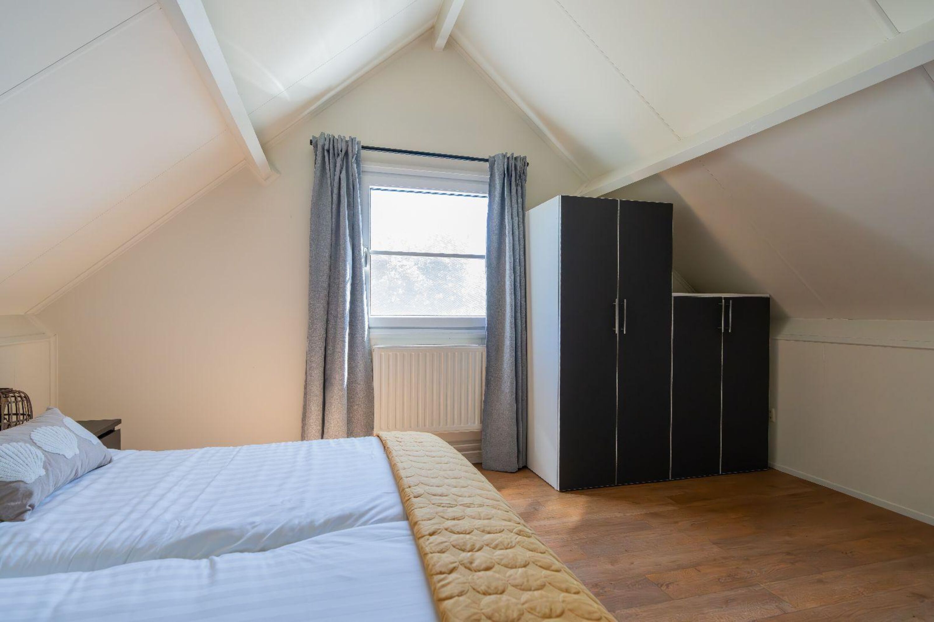 Schlafzimmer 2 mit Doppelbett und Kleiderschrank