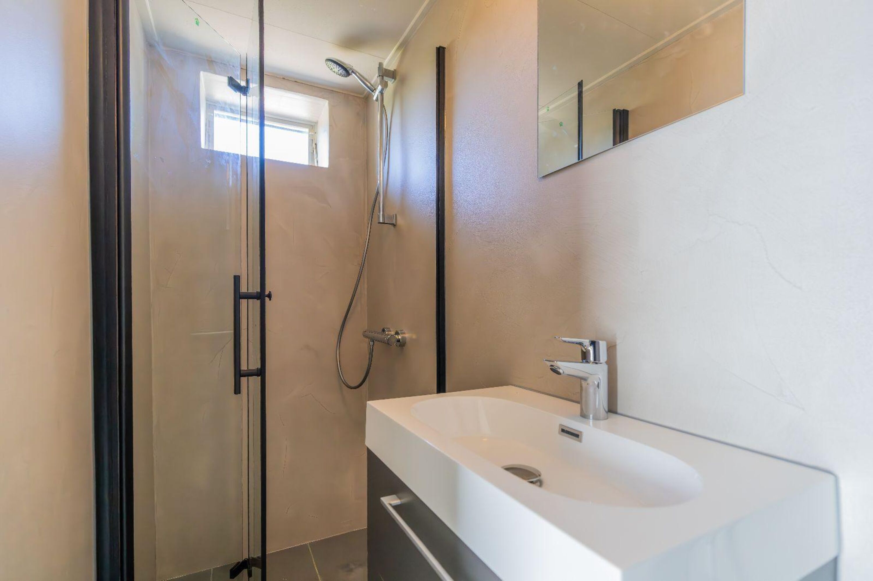 Renovierte Badezimmer mit Dusche, Waschbecken und WC