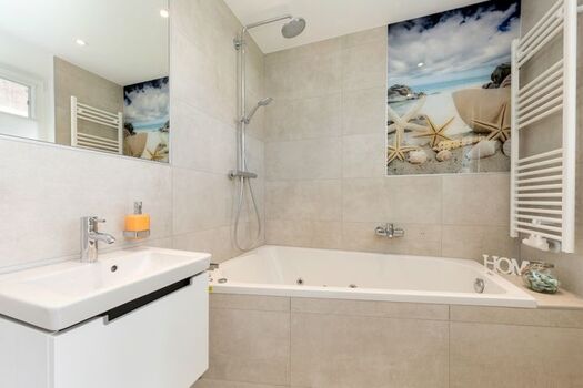 Whirlpool im Bad im EG