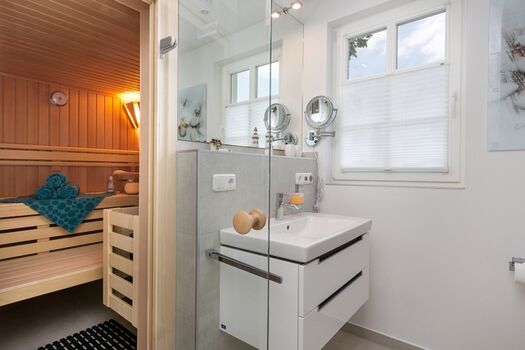 Bad mit ebenerdiger Dusche und Sauna im 1. OG