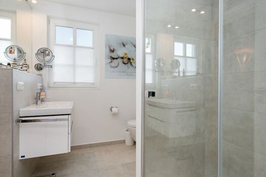 Bad mit ebenerdiger Dusche im 1. OG