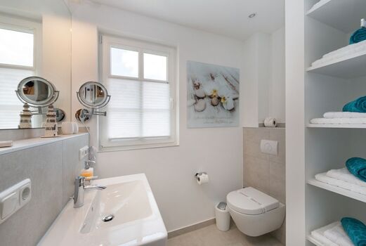 Bad mit ebenerdiger Dusche im 1. OG