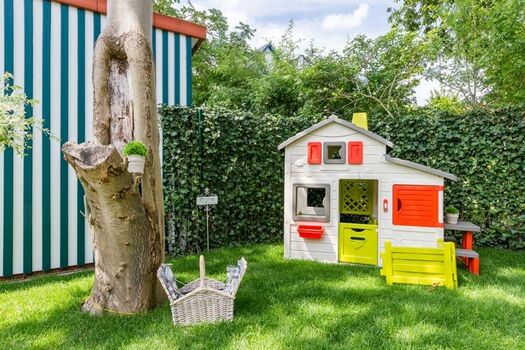 Kinderspielhaus im privaten Garten