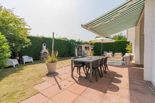 Die sonnige Terrasse mit Gartenmöbel