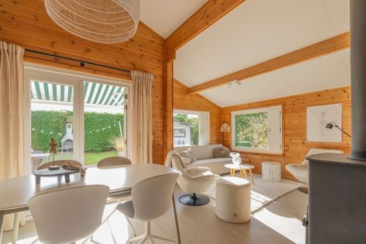 Das gemütliche Wohnzimmer mit Kaminofen