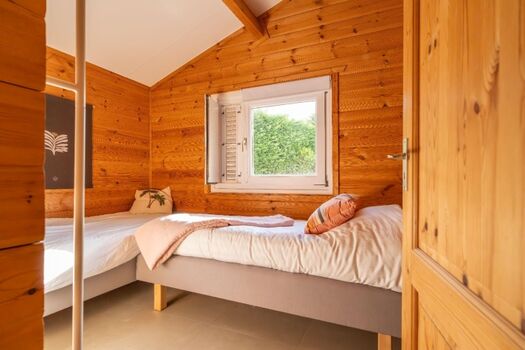 Schlafzimmer 3 mit 2 Einzel-Boxspringbetten und Kleiderschrank