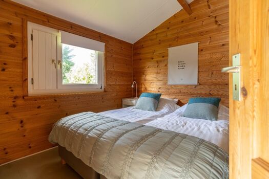 Schlafzimmer 1 mit 2 Einzel-Boxspringbetten und Kleiderschrank