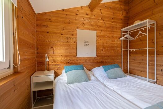 Schlafzimmer 1 mit 2 Einzel-Boxspringbetten und Kleiderschrank