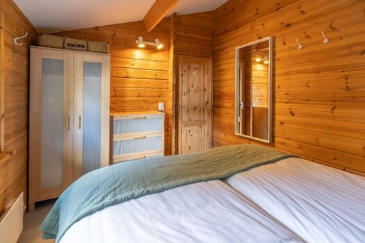 Schlafzimmer 2 mit 2 Einzel-Boxspringbetten und Kleiderschrank