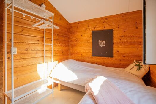 Schlafzimmer 3 mit 2 Einzel-Boxspringbetten und Kleiderschrank