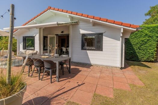 Die sonnige Terrasse mit Gartenmöbel