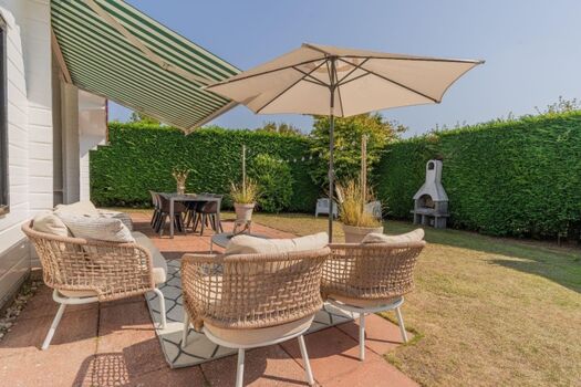 Die Terrasse mit Lounge-Ecke