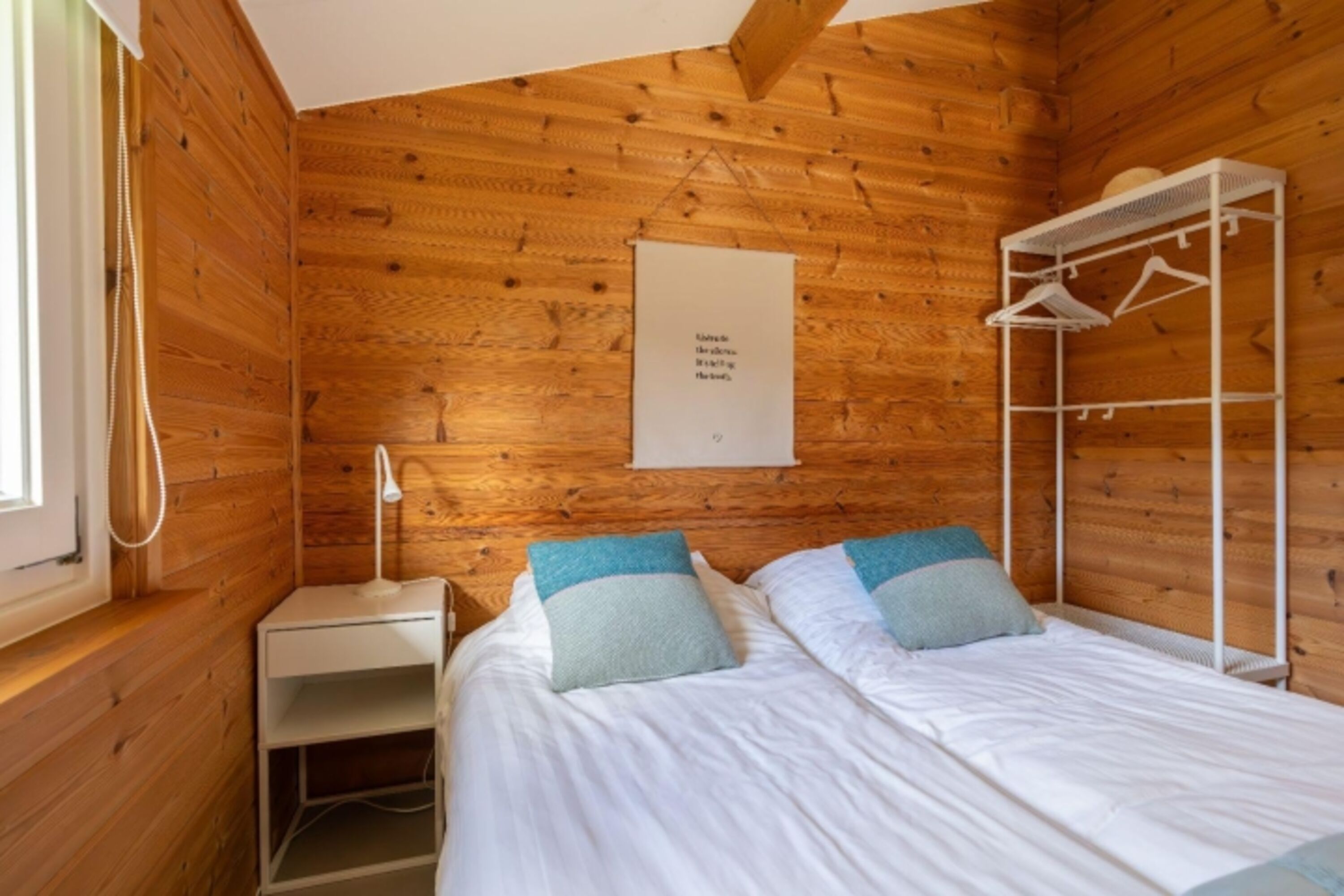 Schlafzimmer 1 mit 2 Einzel-Boxspringbetten und Kleiderschrank