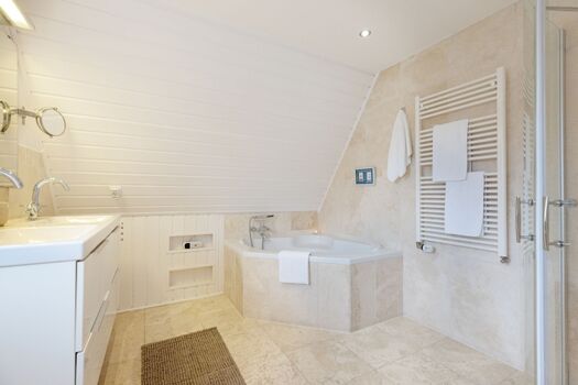 Badezimmer zwei im OG das Bad en Suite