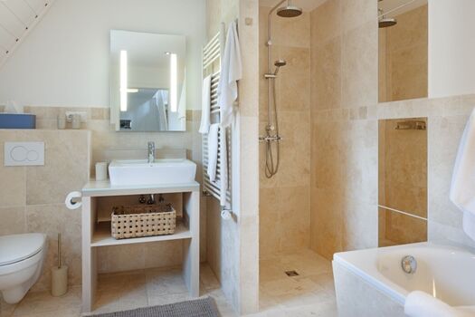 Badezimmer eins im OG