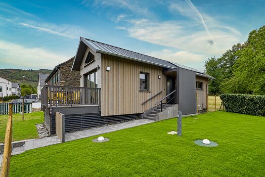 Tiny house mit eingezäunter Wiese