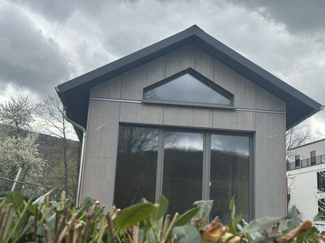 Hausfront mit Balkon.