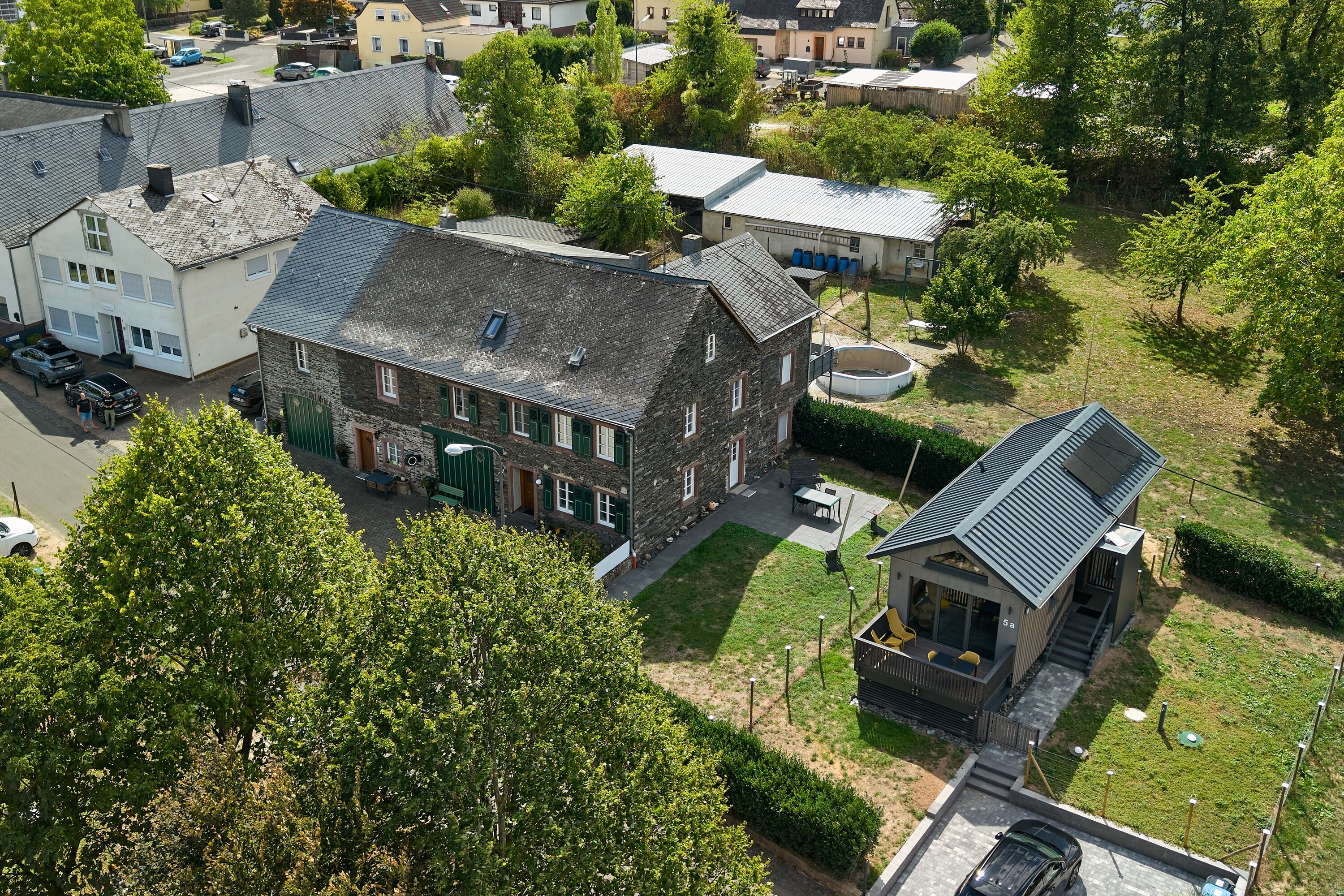 Luftaufnahme, rechts das Tiny House