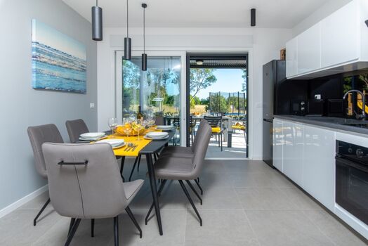 Küche mit Essbereich