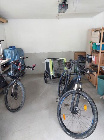E-Bike, Hundeanhänger und Fahrradständer auf Anhängekupplung