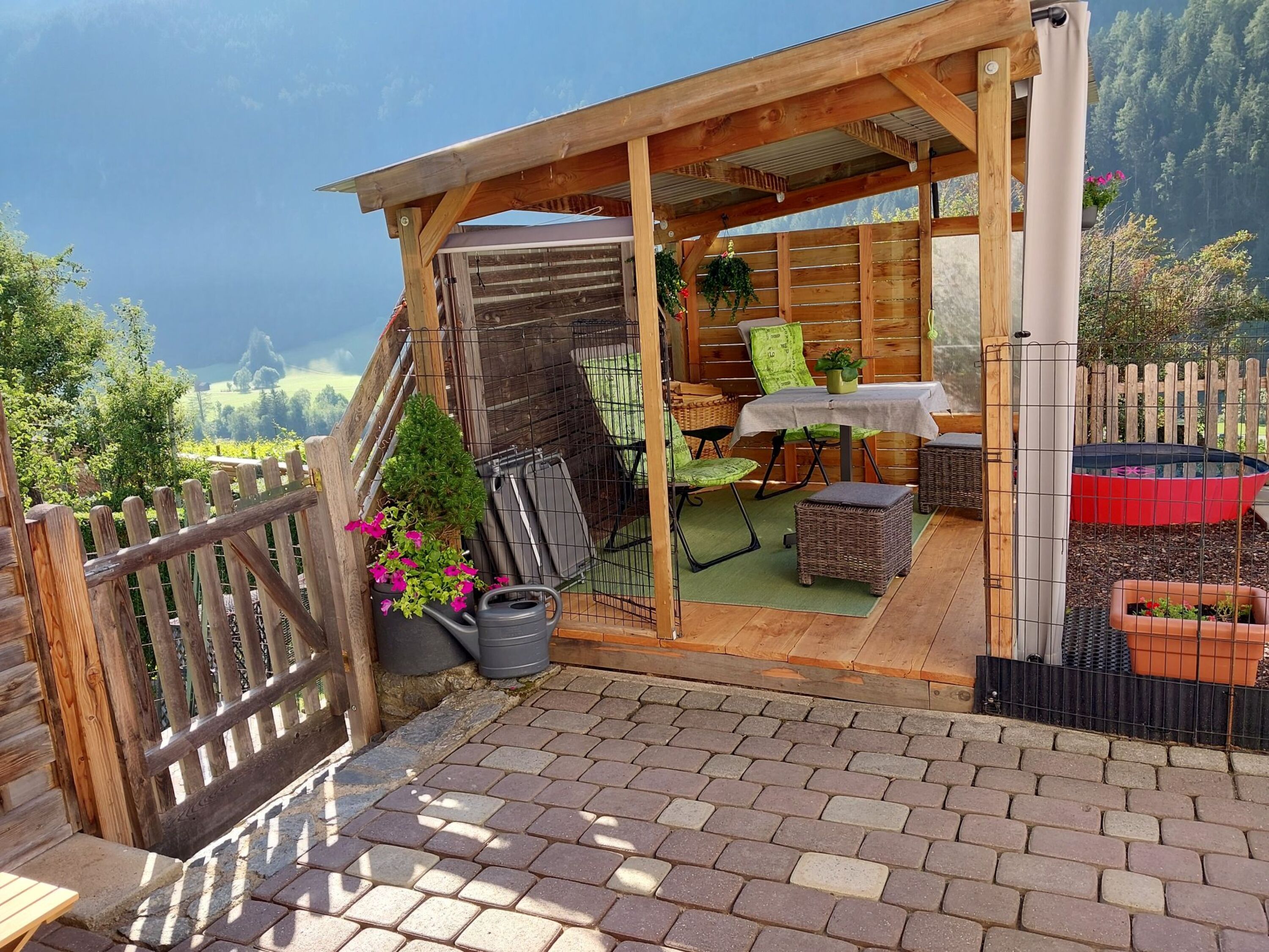erweiterte Terrasse vor der Wohnung