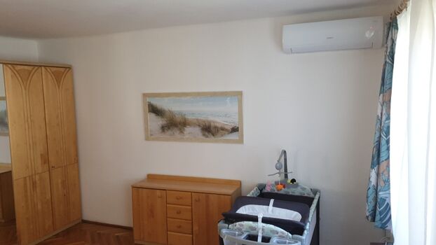 Schlafzimmer 1 mit Doppelbett und Kinderbett