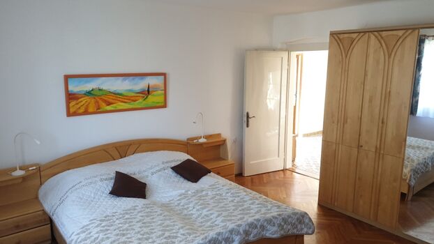 Schlafzimmer 1 mit Doppelbett und Kinderbett