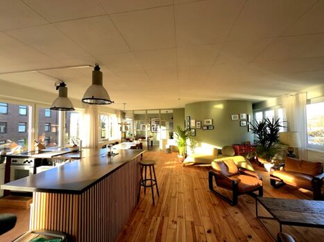 Gemeinschaftsbereich Sitzgruppe offene Küche