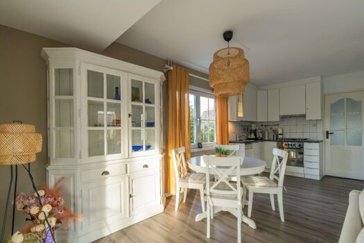 Die offene Küche mit allem Komfort und die Essgruppe