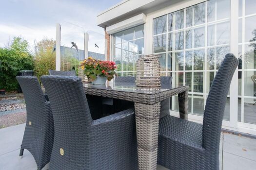 Die Terrasse mit Gartenmöbel