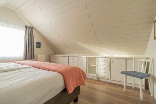 Schlafzimmer 2 mit Boxspringbett (180x200) und Kleiderschrank