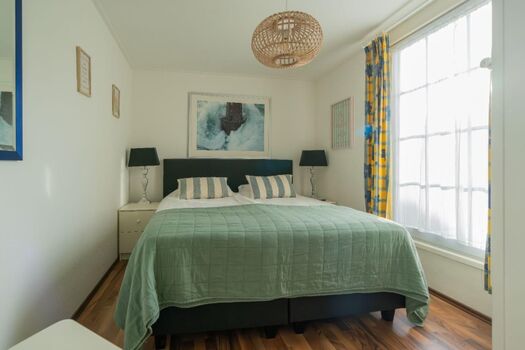 Schlafzimmer 1 mit Boxspringbett (180x200) und TV