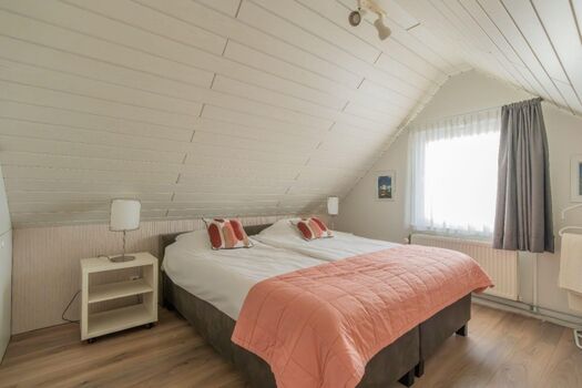 Schlafzimmer 2 mit Boxspringbett (180x200) und Kleiderschrank