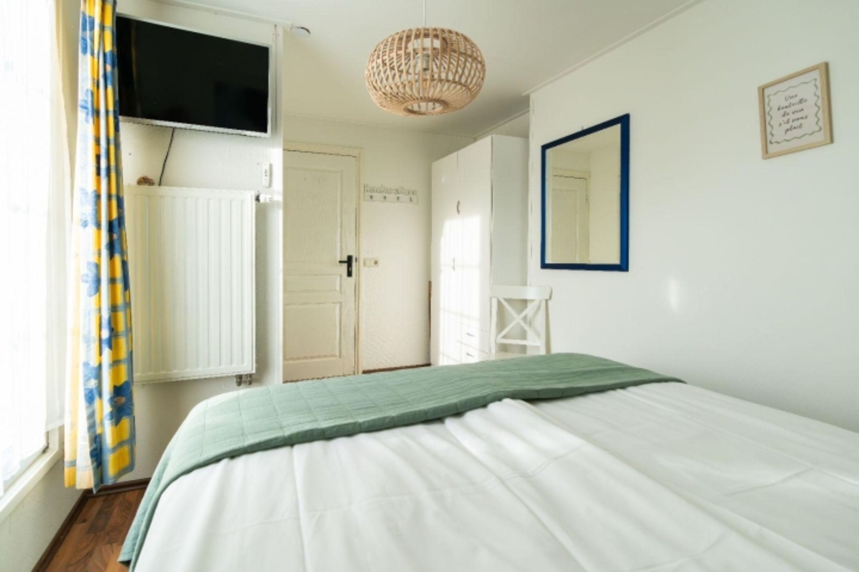 Schlafzimmer 1 mit Boxspringbett (180x200) und TV