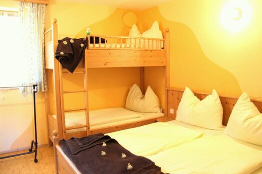 Zimmer mit Doppelbett und Stockbett