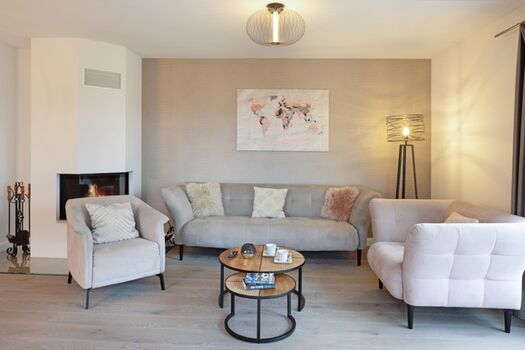 Wohn und Essbereich mit Kamin