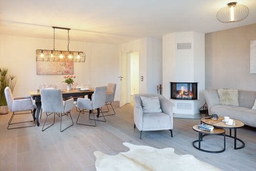 Wohn und Essbereich mit Kamin