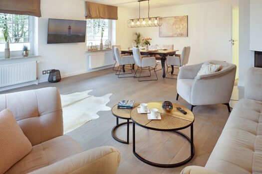 Wohn und Essbereich mit Kamin