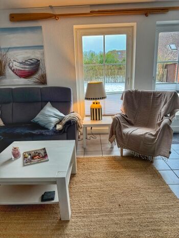 Wohnzimmer mit gemütlichem Sofa und Sessel