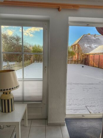 Blick aus dem Wohnzimer mit "altem" Zauneingezäunt